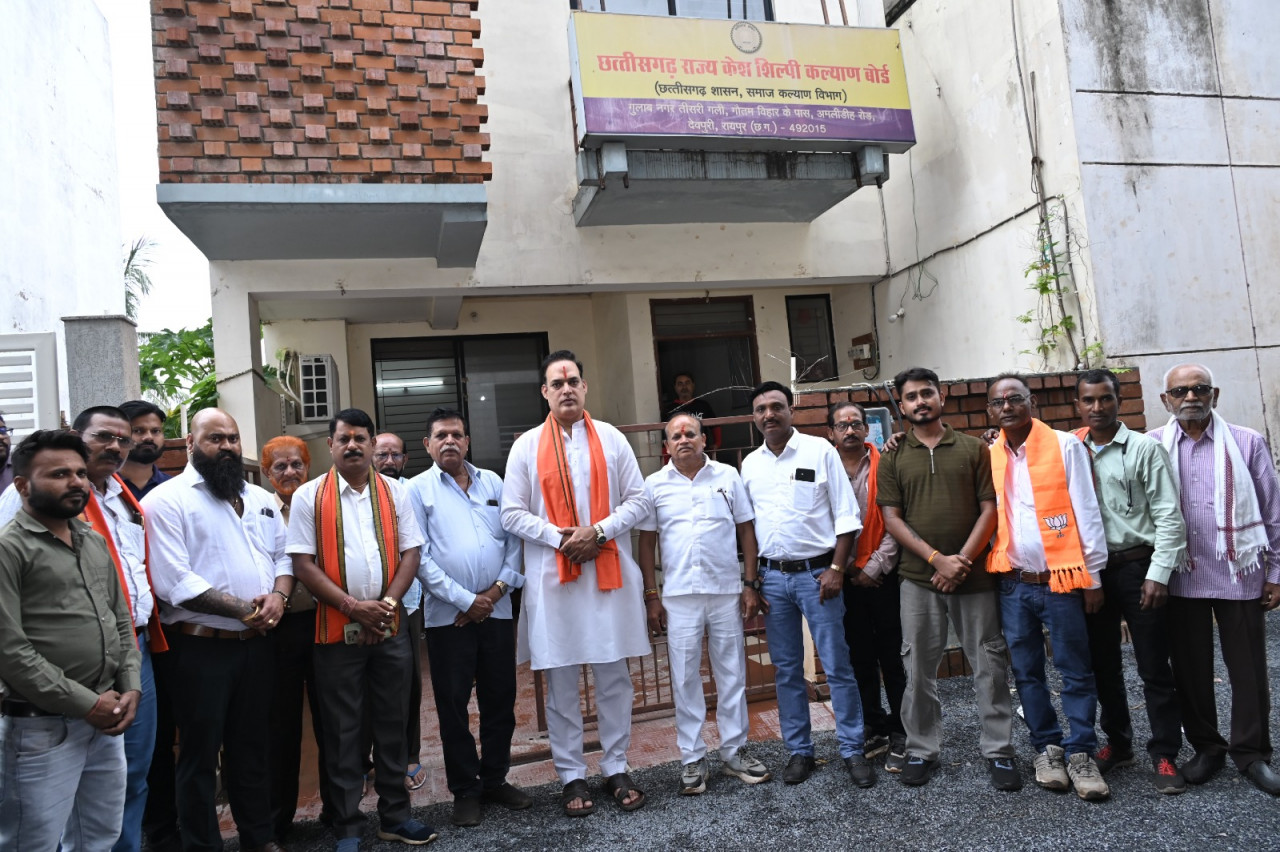 छत्तीसगढ़ राज्य केश शिल्पी कल्याण बोर्ड के नवनियुक्त अध्यक्ष गौरीशंकर श्रीवास एवं सदस्य देवशरण सेन ने संभाला पदभार छत्तीसगढ़ राज्य केश शिल्पी कल्याण बोर्ड के नवनियुक्त अध्यक्ष गौरीशंकर श्रीवास एवं सदस्य देवशरण सेन ने संभाला पदभार