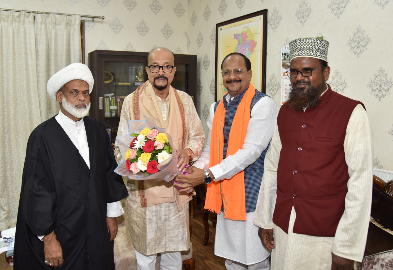 राज्यपाल श्री रमेन डेका से छत्तीसगढ़ राज्य हज कमेटी के अध्यक्ष ने की सौजन्य भेंट राज्यपाल श्री रमेन डेका से छत्तीसगढ़ राज्य हज कमेटी के अध्यक्ष ने की सौजन्य भेंट