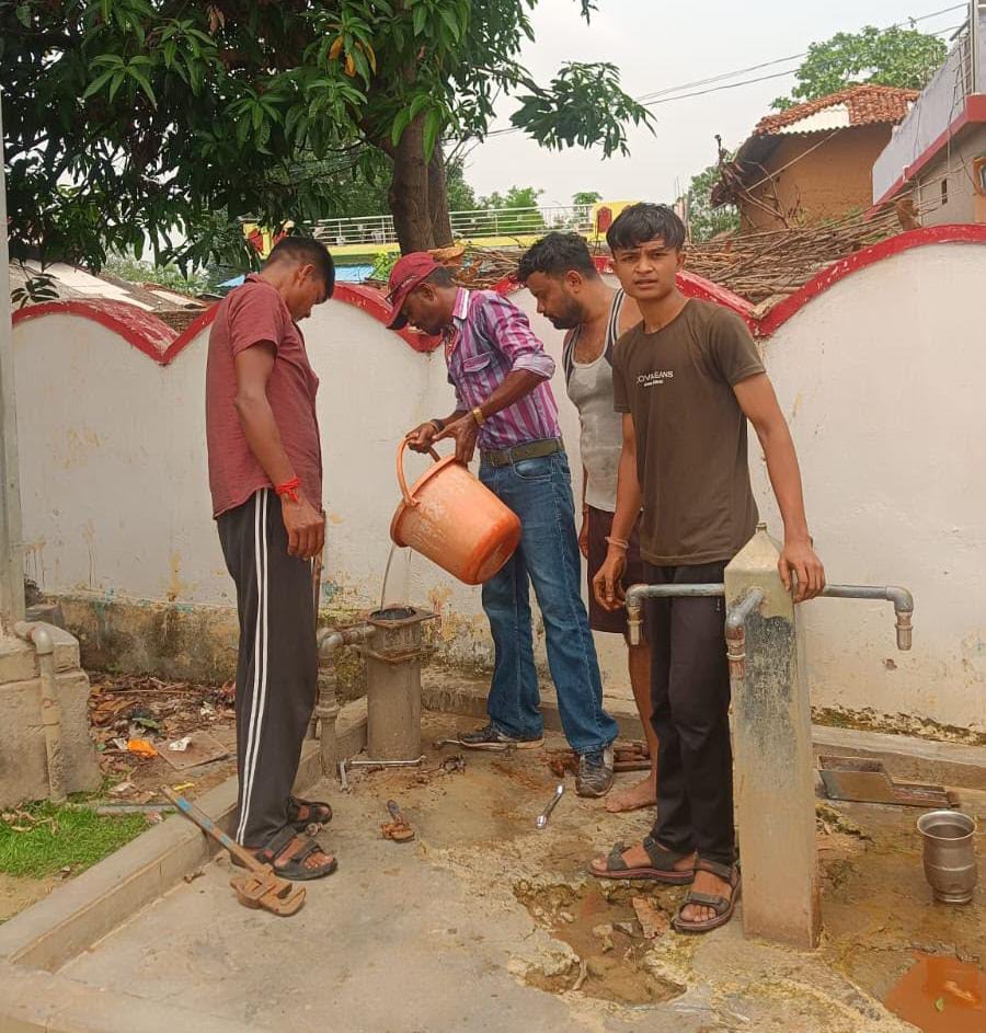 स्वच्छ पेयजल की दिशा में बड़ी पहल: ग्राम अक्तवार एवं घघरा के सार्वजनिक हैंडपंपों का हुआ क्लोरीनेशन