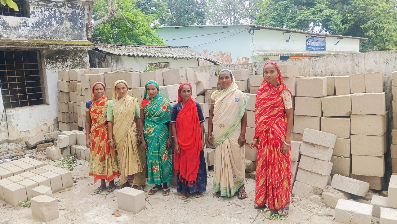 ’बिहान की दीदियों ने बदली तकदीर, ईंट निर्माण से बनीं आत्मनिर्भर’