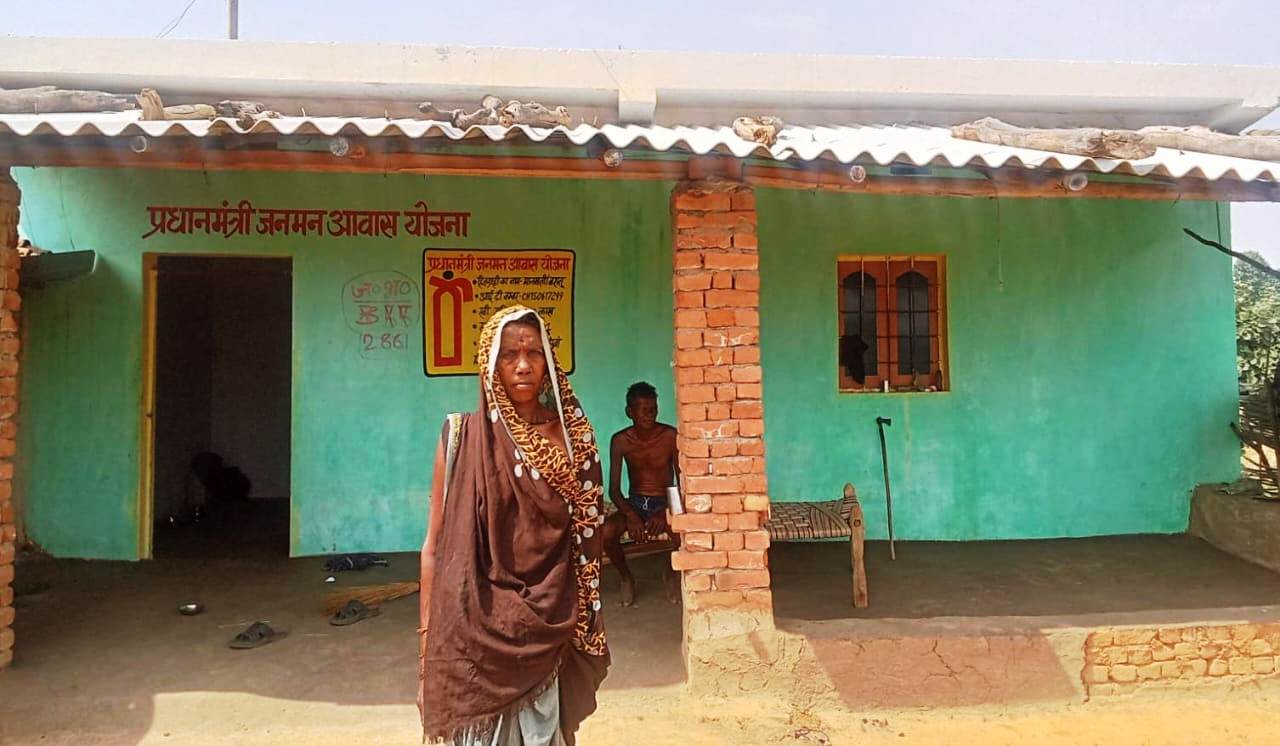 कच्चे आशियाने से पक्के सपनों तक: प्रधानमंत्री जनमन आवास योजना ने बदल दी मानमती के परिवार की जिंदगी