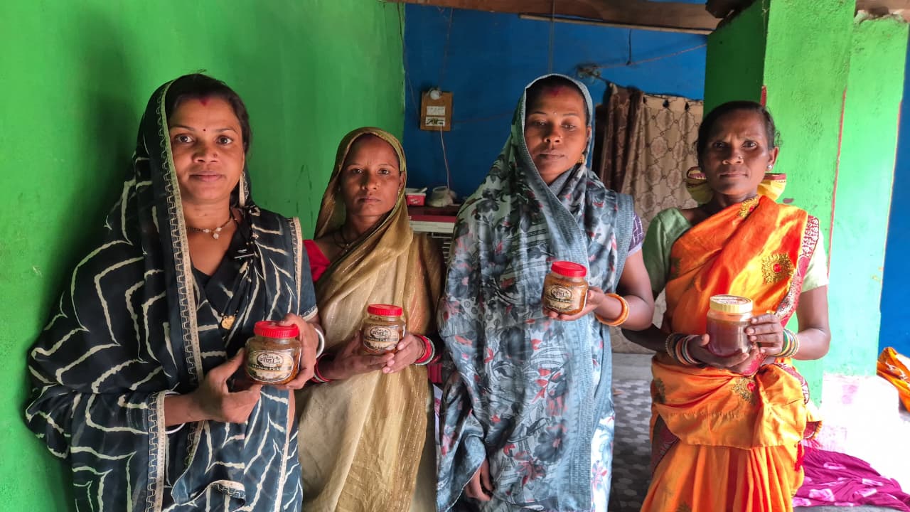 महुआ के अचार और शहद से बदल रही ग्रामीण महिलाओं की तकदीर महुआ के अचार और शहद से बदल रही ग्रामीण महिलाओं की तकदीर