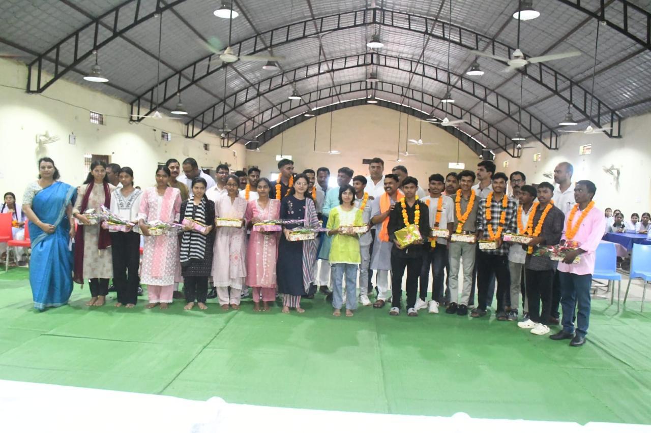 छू लो आसमान के सफल विद्यार्थियों का वन मंत्री श्री केदार कश्यप ने किया सम्मान छू लो आसमान के सफल विद्यार्थियों का वन मंत्री श्री केदार कश्यप ने किया सम्मान