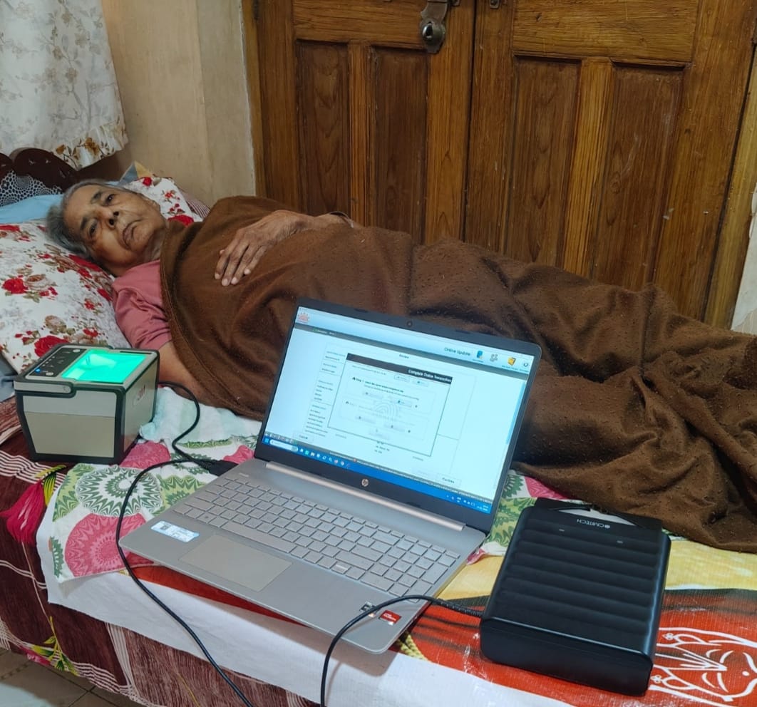 संवेदनशील सुशासन की सशक्त मिसालः पक्षाघात से पीडि़त दिव्यांग महिला के घर पहुंची आधार सेवा, मुख्यमंत्री श्री विष्णुदेव साय की जनकेंद्रित शासन व्यवस्था का दिखा मानवीय चेहरा संवेदनशील सुशासन की सशक्त मिसालः पक्षाघात से पीडि़त दिव्यांग महिला के घर पहुंची आधार सेवा, मुख्यमंत्री श्री विष्णुदेव साय की जनकेंद्रित शासन व्यवस्था का दिखा मानवीय चेहरा
