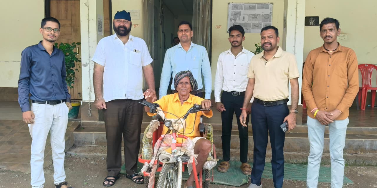 उप मुख्यमंत्री श्री विजय शर्मा की पहल से दिव्यांग समझराम साहू को मिली बैटरी चलित मोटराइज्ड ट्रायसायकल