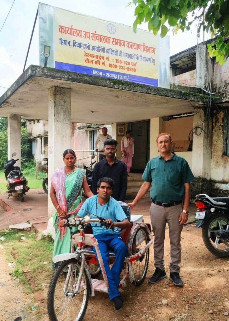 मुख्यमंत्री हेल्पलाइन 1076 बनी दिव्यांगों के लिए सहारा, अजय को मिली मोटराइज्ड ट्रायसाइकिल