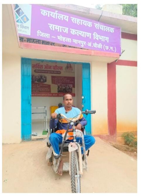 बैटरी चालित ट्राइसाइकिल से बदली जिंदगी: मोहला के हितग्राही श्री नर्मेश बने आत्मनिर्भरता की मिसाल
