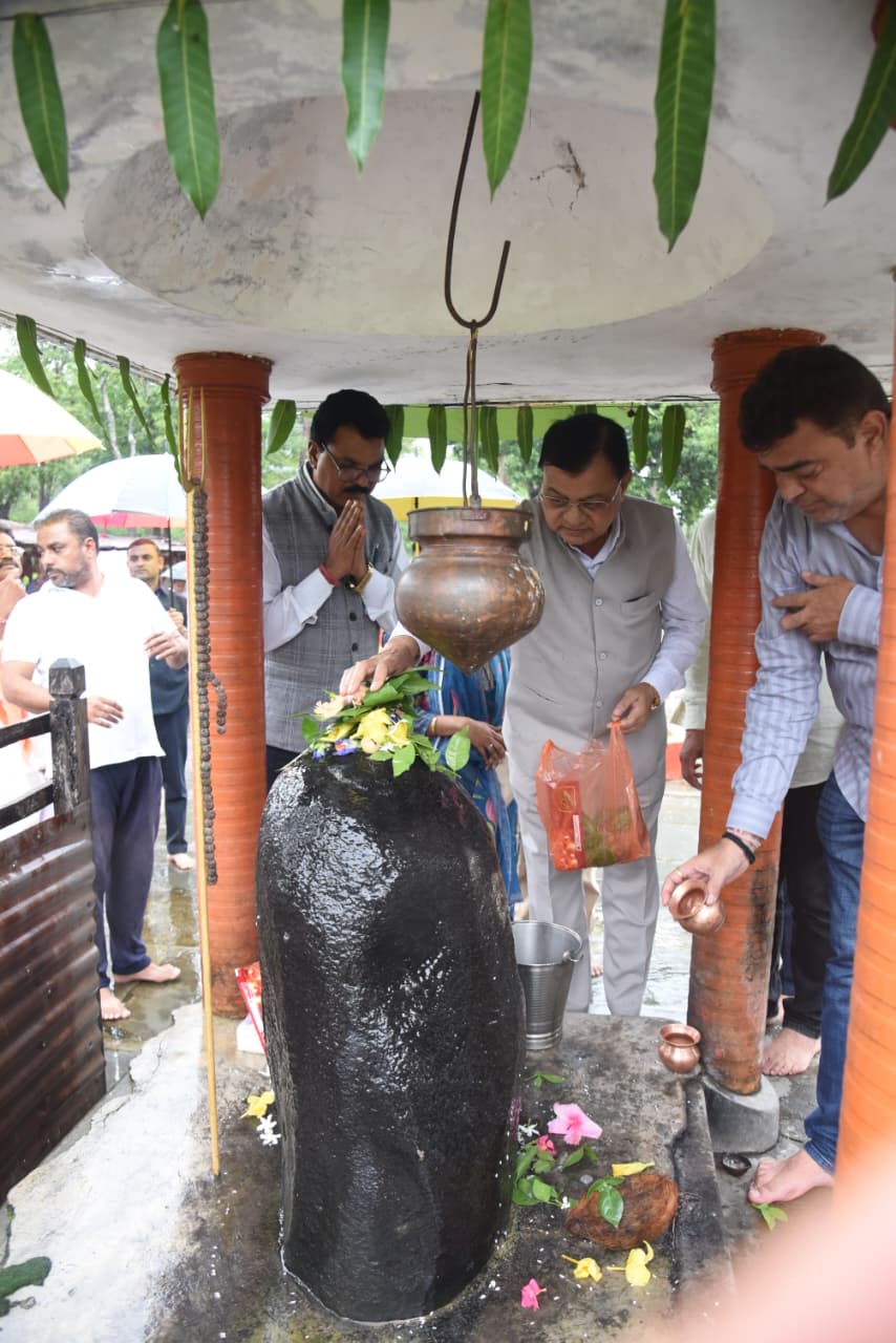 श्रम मंत्री श्री लखनलाल देवांगन ने कोपाबेड़ा शिव मंदिर में की पूजा-अर्चना