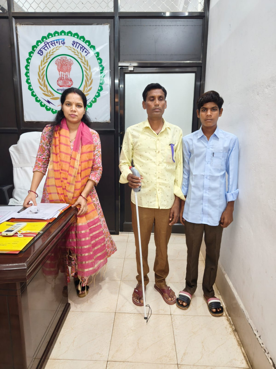 दृष्टिबाधित योगेश जंघेल को मिली स्मार्ट छड़ी, जिला प्रशासन की पहल से मिला सहारा दृष्टिबाधित योगेश जंघेल को मिली स्मार्ट छड़ी, जिला प्रशासन की पहल से मिला सहारा
