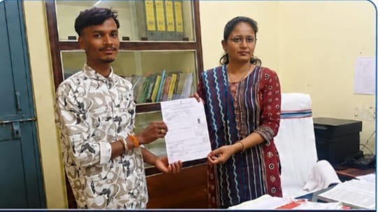 सीएम हेल्पलाइन 1076 बनी उम्मीद, 7 वर्षों बाद मुकुंद को मिला पहचान का अधिकार