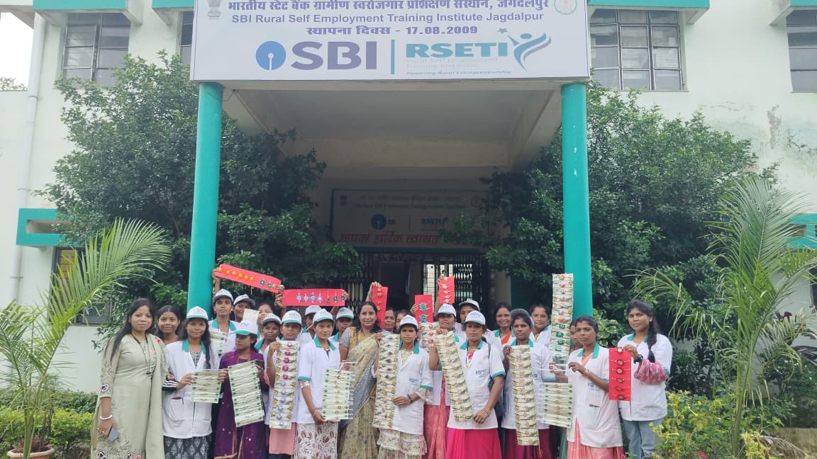 स्व-सहायता समूह की दीदियां बना रही हैं प्राकृतिक राखियां, रक्षाबंधन पर बढ़ेगी आय