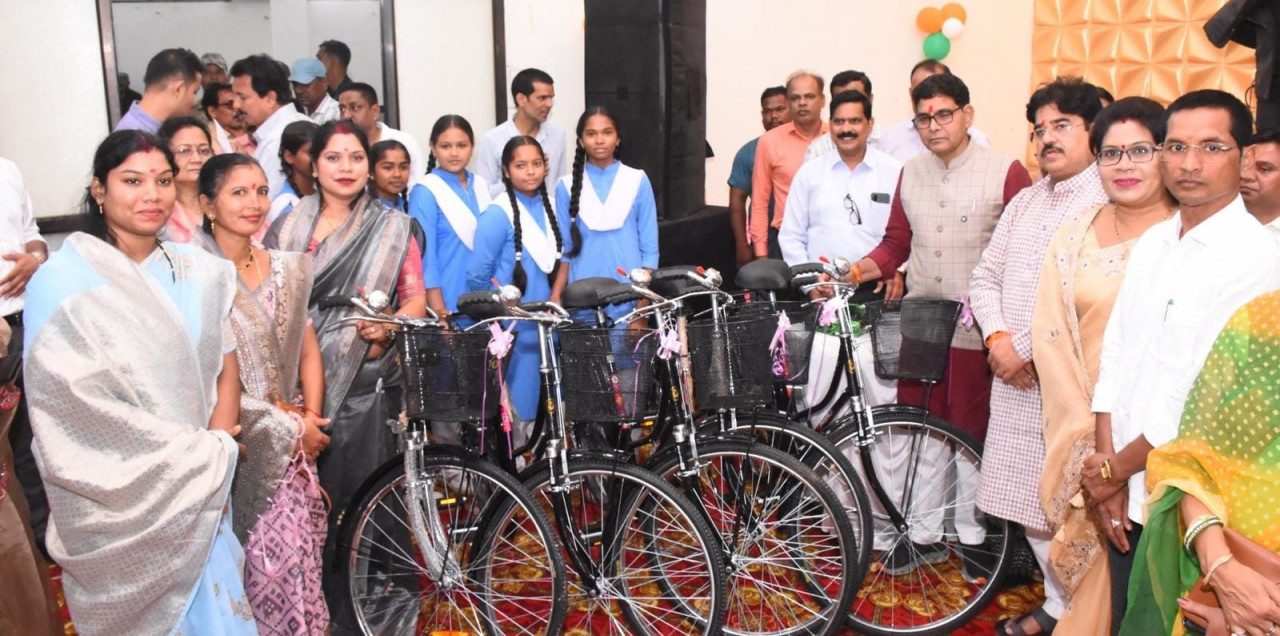 शिक्षा से ही होता है सशक्त राष्ट्र का निर्माण, बड़े लक्ष्य तय कर पूरी निष्ठा से करें पढ़ाई: मंत्री श्री टंक राम वर्मा