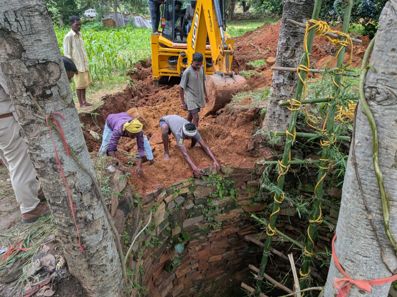 15 घंटे की मशक्कत के बाद कुएँ में गिरे भालू का सुरक्षित रेस्क्यू 15 घंटे की मशक्कत के बाद कुएँ में गिरे भालू का सुरक्षित रेस्क्यू