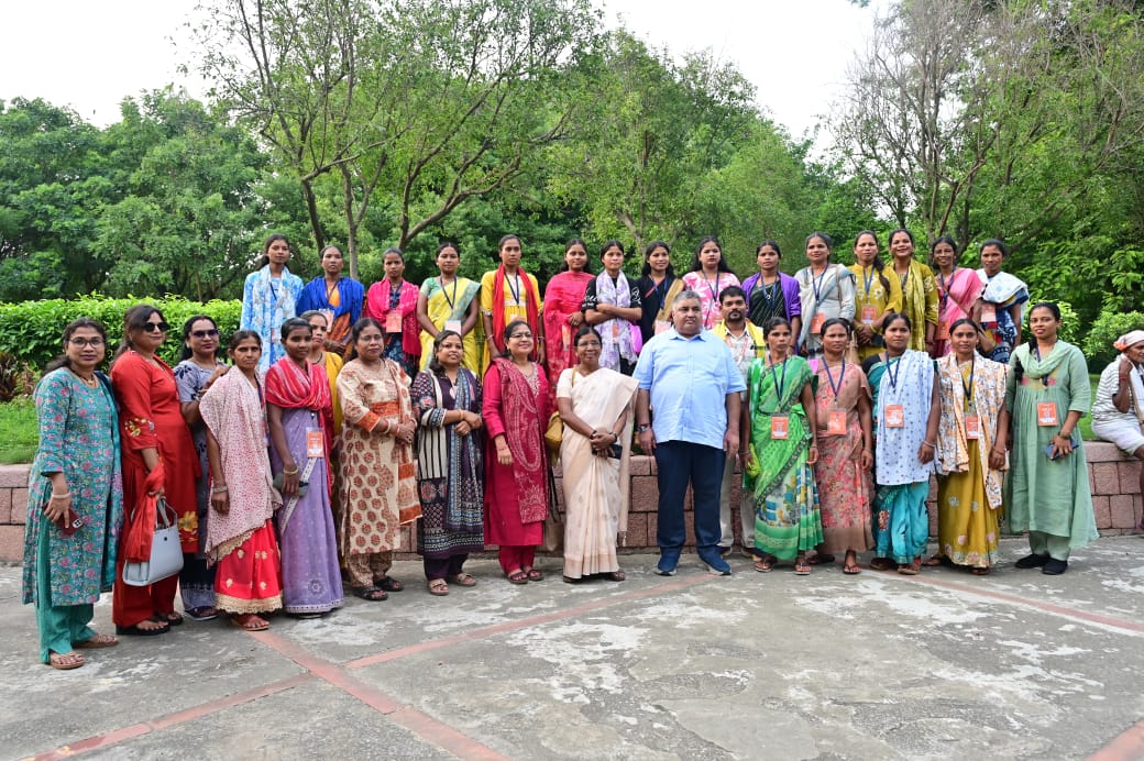 बस्तर के प्रतिनिधियों ने देखा राष्ट्रपति भवन, बस्तर की संस्कृति का हुआ भव्य सम्मान बस्तर के प्रतिनिधियों ने देखा राष्ट्रपति भवन, बस्तर की संस्कृति का हुआ भव्य सम्मान