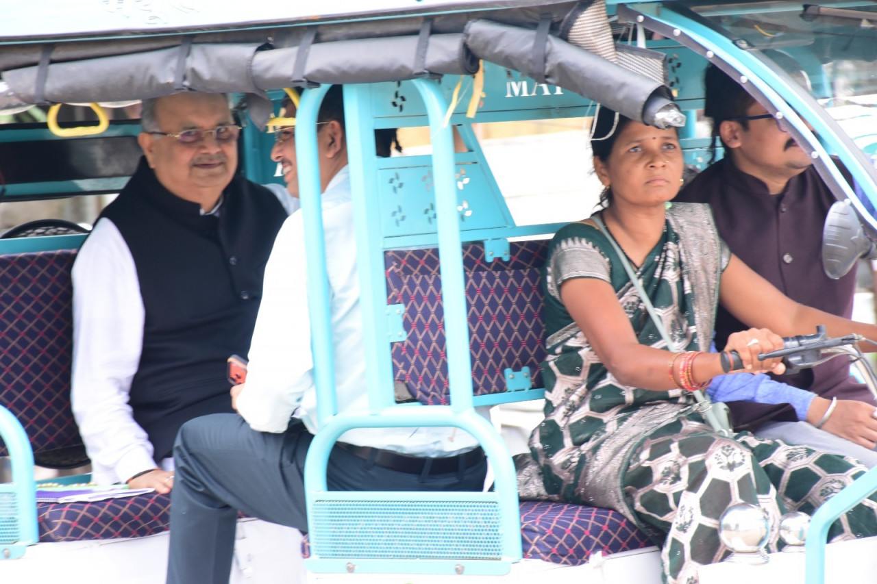 विधानसभा अध्यक्ष डॉ. रमन सिंह जब दीदी श्रीमती सरिता वर्मा के ई-रिक्शा में बैठकर स्पीकर हाऊस के लिए हुए रवाना..