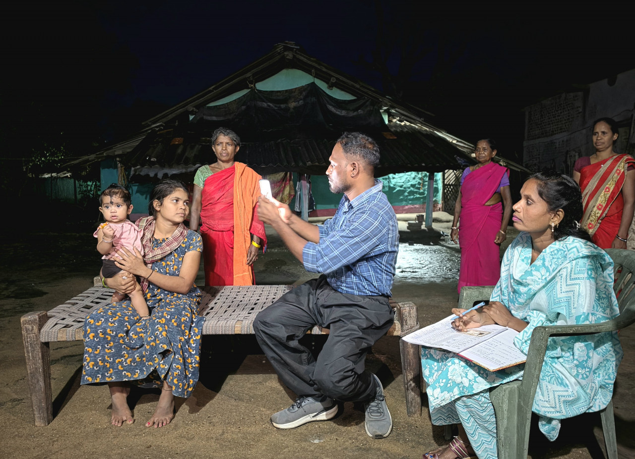 अंधेरी रात, मूसलाधार बारिश और टॉर्च की रोशनी में पहुंचा स्वास्थ्य सुरक्षा का भरोसा