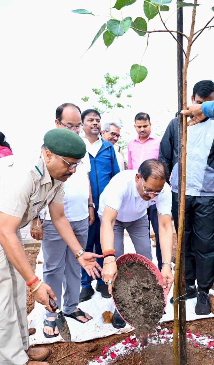 मुख्यमंत्री श्री विष्णु देव साय ने ‘एक पेड़ माँ के नाम’ अभियान के तहत किया पौधारोपण