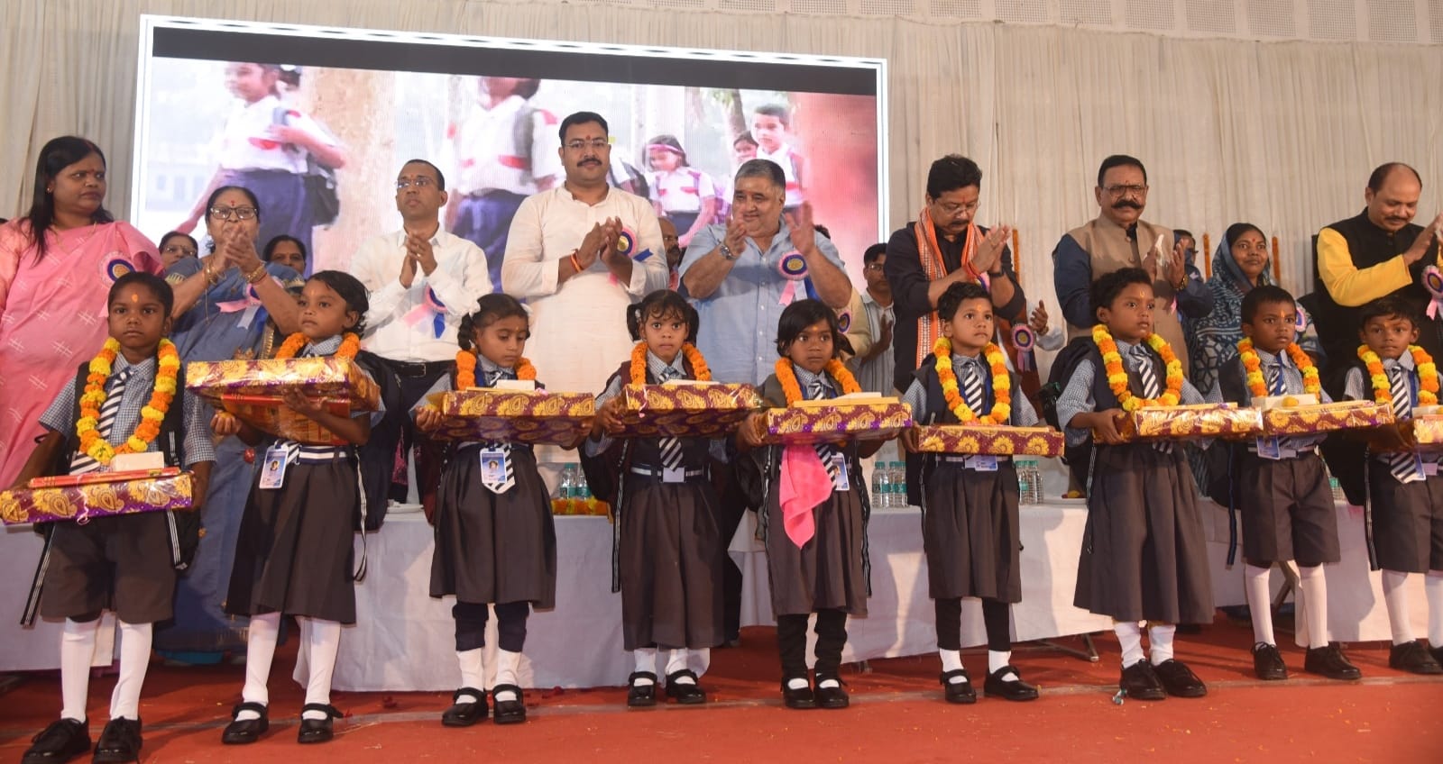 शिक्षा ही सफलता का मूल मंत्र है, कोई भी बच्चा शिक्षा से वंचित न रहे — पर्यटन मंत्री श्री राजेश अग्रवाल शिक्षा ही सफलता का मूल मंत्र है, कोई भी बच्चा शिक्षा से वंचित न रहे — पर्यटन मंत्री श्री राजेश अग्रवाल