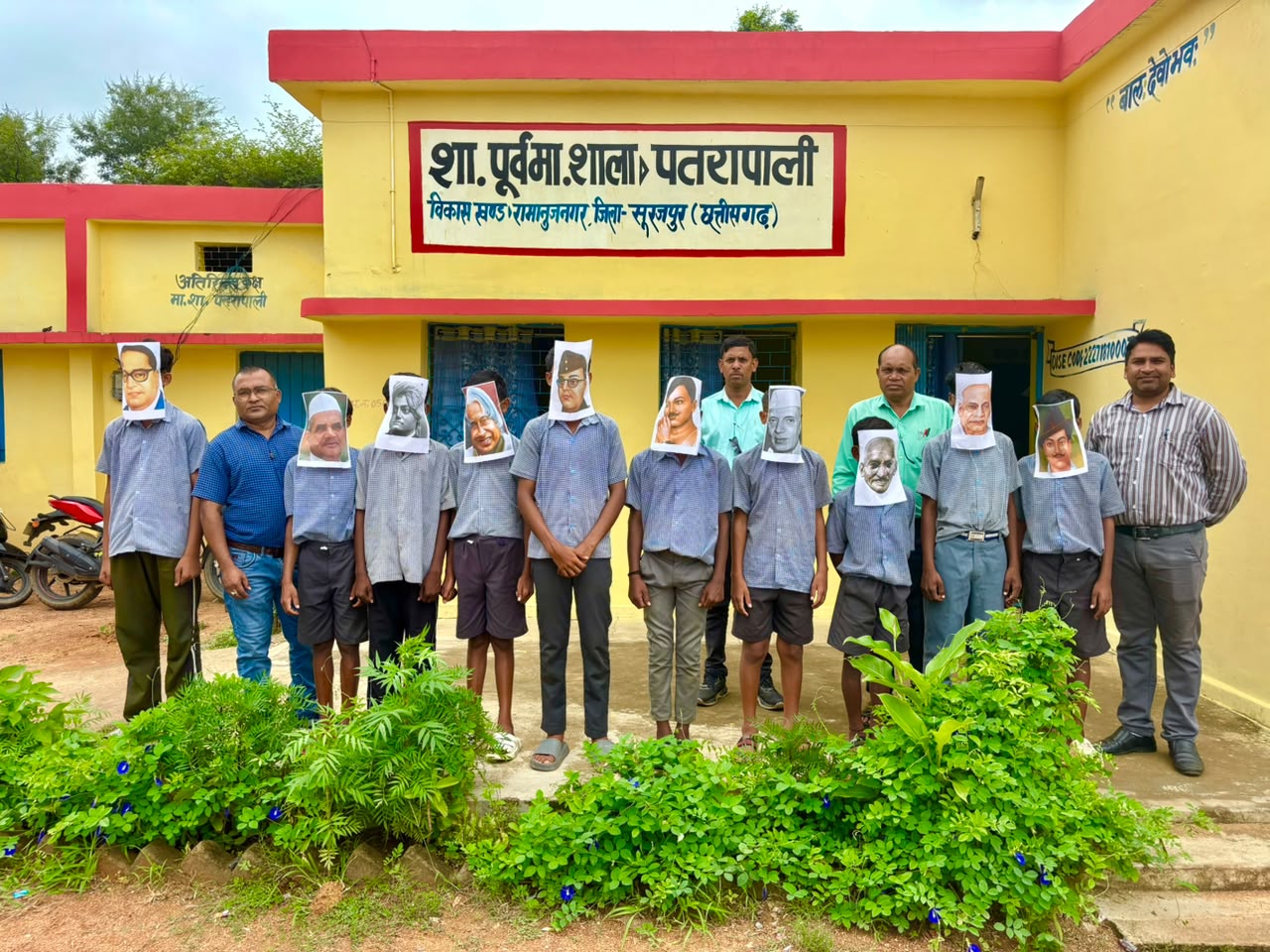 बैगलेस डे पर स्कूलों में सजी महापुरुषों और अमर शहीदों की प्रदर्शनी बैगलेस डे पर स्कूलों में सजी महापुरुषों और अमर शहीदों की प्रदर्शनी