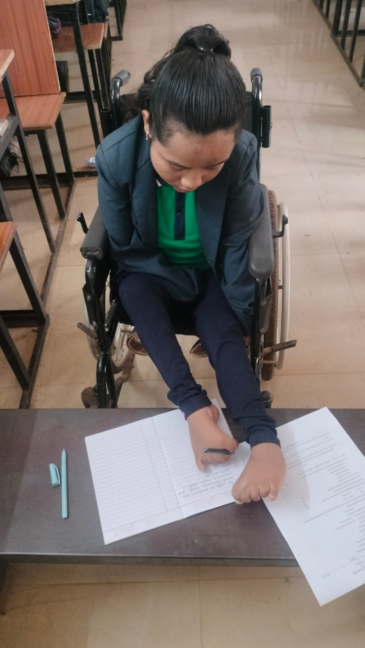 हौसलों की उड़ान, हाथों से दिव्यांग राखी ने पैरों से लिखकर 10वीं बोर्ड परीक्षा में प्रथम श्रेणी हासिल की