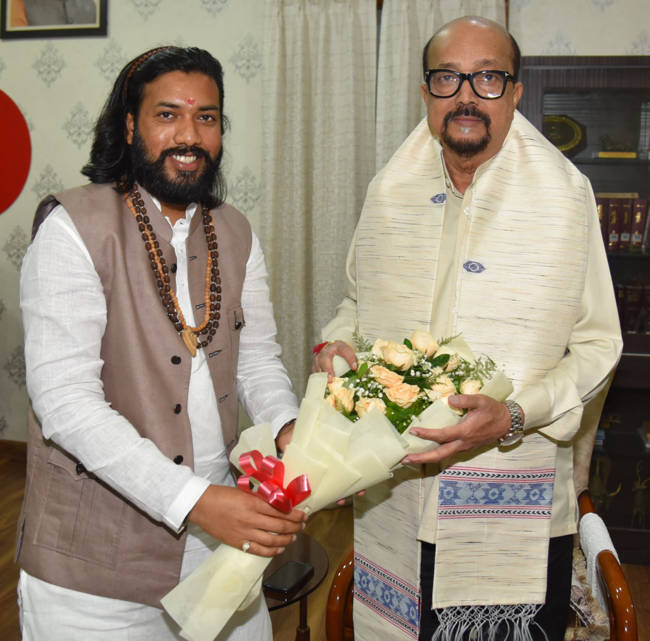 राज्यपाल श्री डेका से कौशल विकास, तकनीकी शिक्षा एवं रोजगार, अनुसूचित जाति विकास विभाग के मंत्री श्री गुरु खुशवंत साहेब ने सौजन्य भेंट की