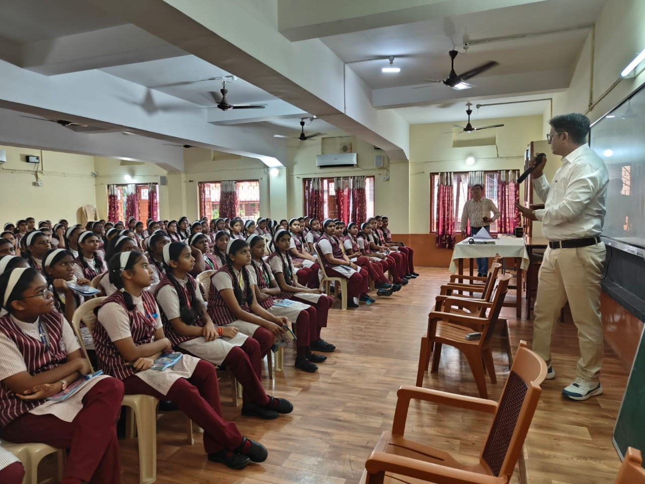 राष्ट्रीय एचपीवी टीकाकरण अभियान के तहत छात्राओं को किया गया जागरूक