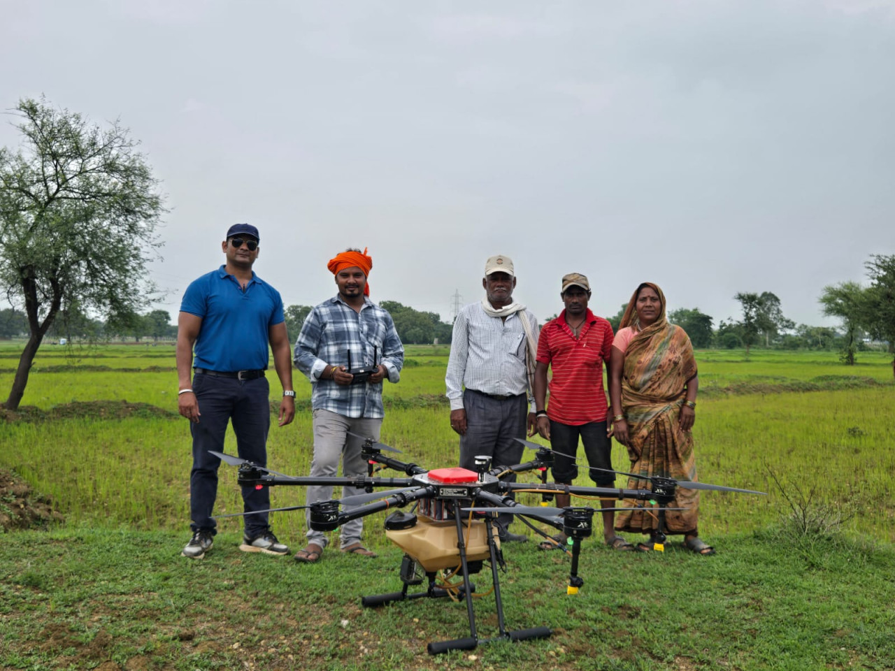 खेती में तकनीक का उपयोगः किसानों ने ड्रोन से खरपतवार खेती में तकनीक का उपयोगः किसानों ने ड्रोन से खरपतवार