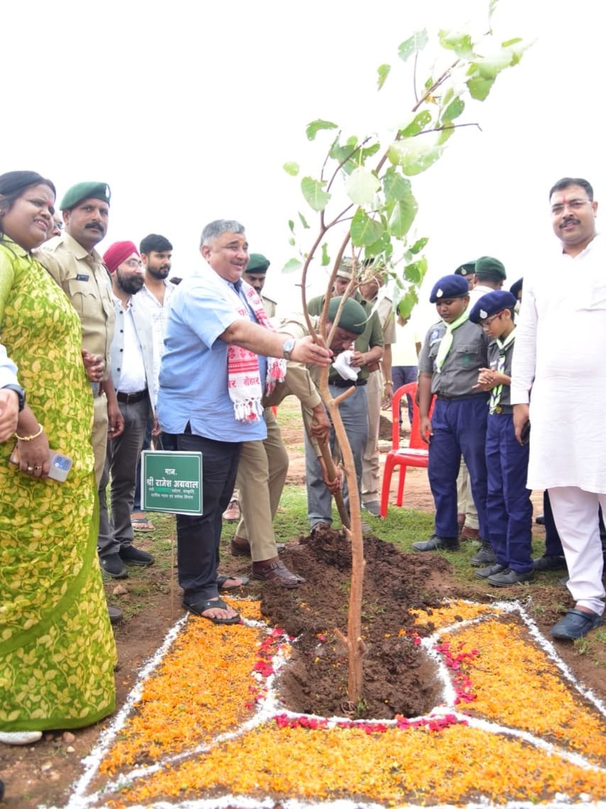 पर्यटन एवं संस्कृति मंत्री श्री राजेश अग्रवाल ने अंबिकापुर के हर्राटिकरा में किया एक पेड़ माँ के नाम 3.0 अभियान का शुभारंभ