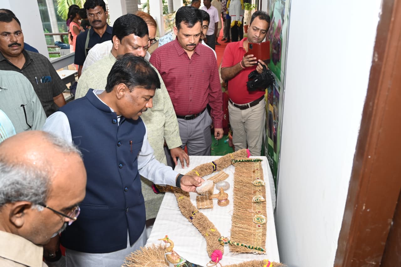 औषधि पौधों की खेती किसानों की आय बढ़ाने का प्रभावी माध्यम: वन मंत्री श्री केदार कश्यप औषधि पौधों की खेती किसानों की आय बढ़ाने का प्रभावी माध्यम: वन मंत्री श्री केदार कश्यप