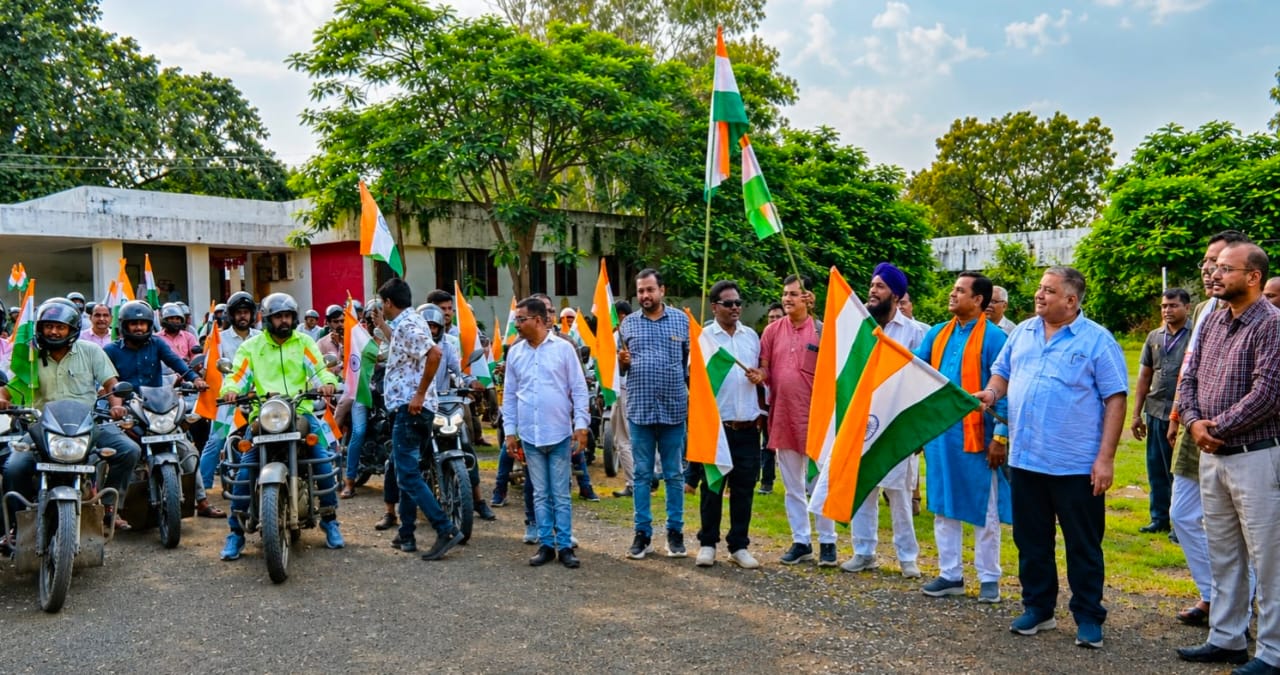 ‘हर घर तिरंगा‘ अभियान के तहत प्रभारी मंत्री श्री राजेश अग्रवाल ने हरी झंडी दिखाकर तिरंगा बाइक रैली को किया रवाना