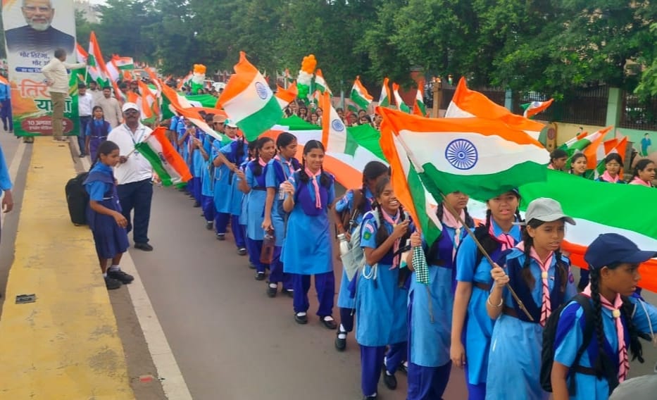 1500 मीटर लंबे तिरंगे के साथ गूंजा ‘वंदे मातरम्’, तिरंगा यात्रा में स्काउट-गाइड ने बढ़ाया देशभक्ति का जोश 1500 मीटर लंबे तिरंगे के साथ गूंजा ‘वंदे मातरम्’, तिरंगा यात्रा में स्काउट-गाइड ने बढ़ाया देशभक्ति का जोश