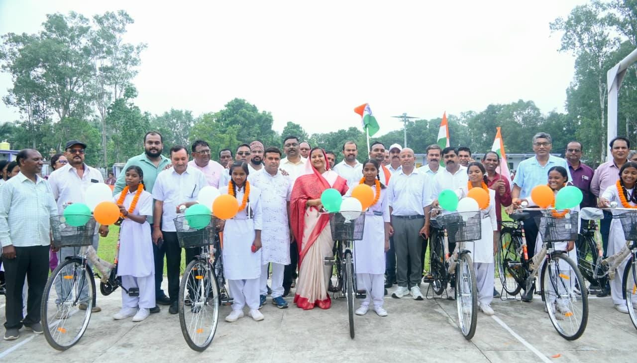 मंत्री श्रीमती लक्ष्मी राजवाड़े ने सरस्वती साइकिल योजना के तहत छात्राओं को बांटी साइकिलें मंत्री श्रीमती लक्ष्मी राजवाड़े ने सरस्वती साइकिल योजना के तहत छात्राओं को बांटी साइकिलें