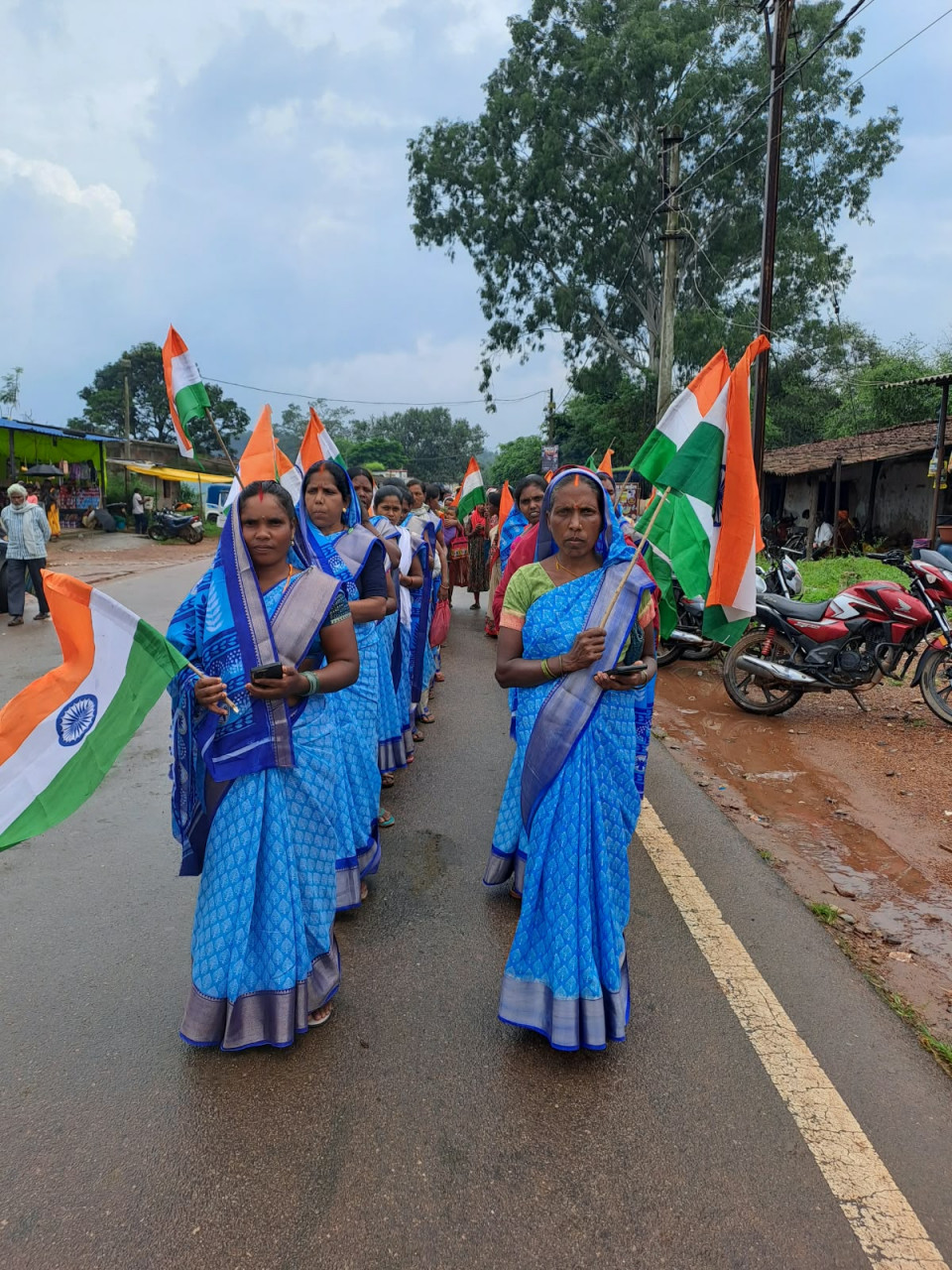 हर घर तिरंगा अभियान की धूम, बिहान समूह की महिलाओं ने फहराया तिरंगा