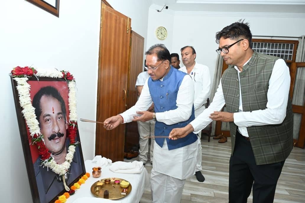 स्व. दिलीप सिंह जूदेव की पुण्यतिथि पर वित्त मंत्री श्री ओपी चौधरी ने किया श्रद्धापूर्वक नमन