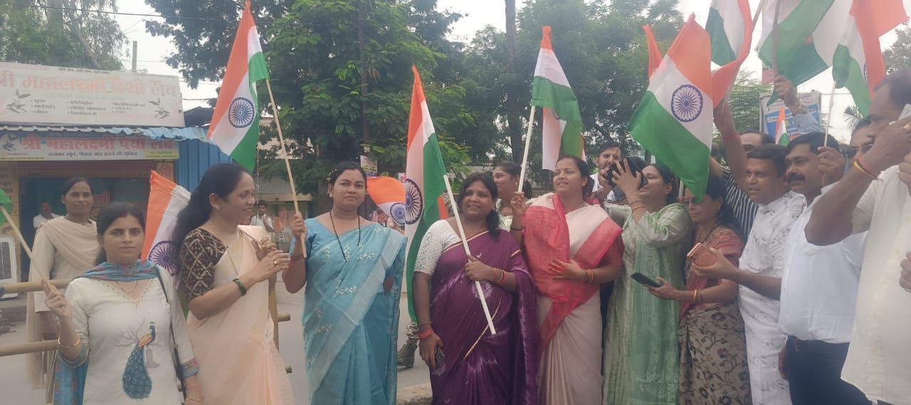 भारी बारिश के बीच 500 मीटर लंबे तिरंगे के साथ निकली भव्य तिरंगा यात्रा, मंत्री श्रीमती लक्ष्मी राजवाड़े हुईं शामिल भारी बारिश के बीच 500 मीटर लंबे तिरंगे के साथ निकली भव्य तिरंगा यात्रा, मंत्री श्रीमती लक्ष्मी राजवाड़े हुईं शामिल