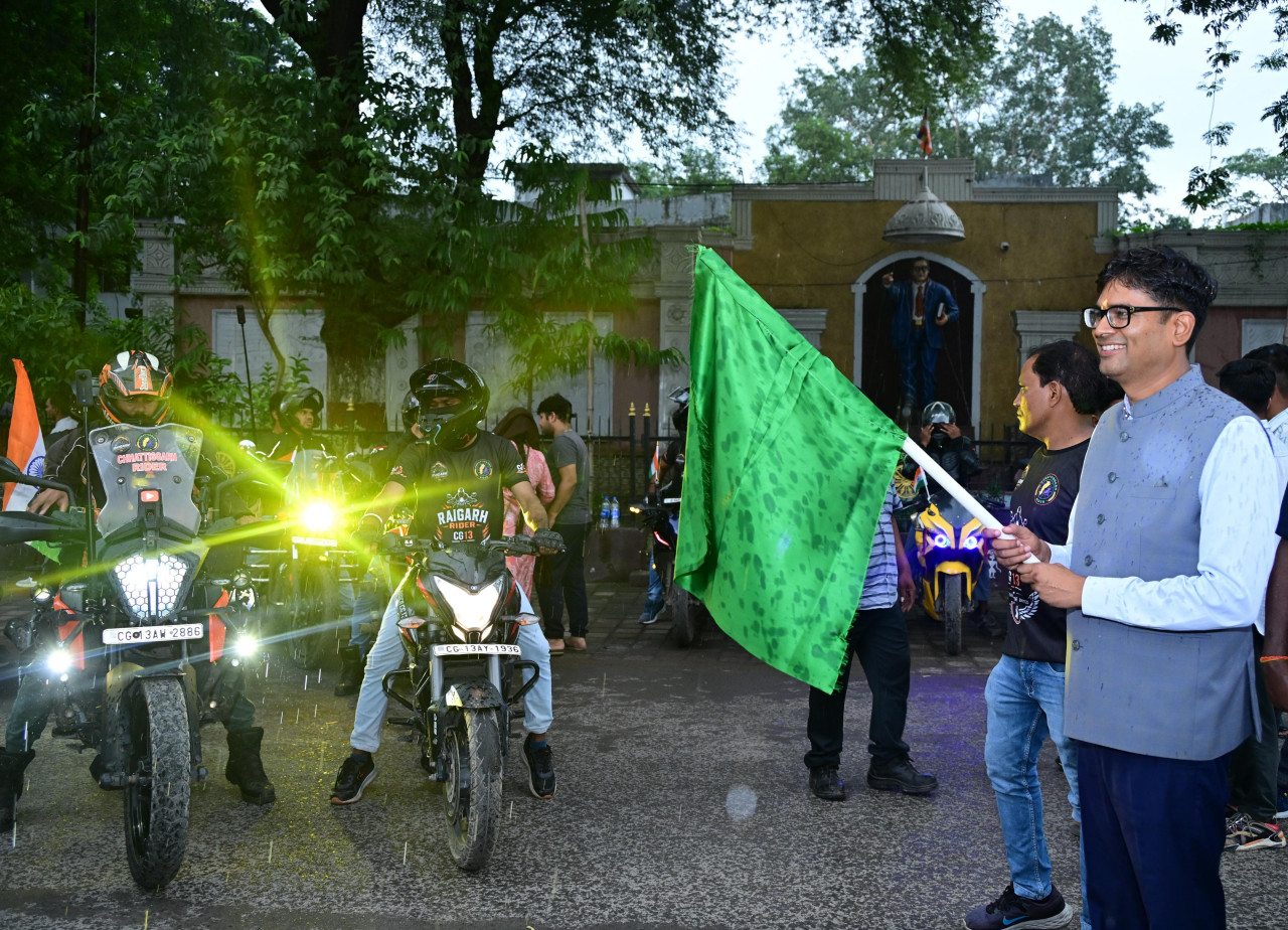 स्वतंत्रता दिवस की पूर्व संध्या पर रायगढ़ में निकला भव्य तिरंगा फ्लैग मार्च