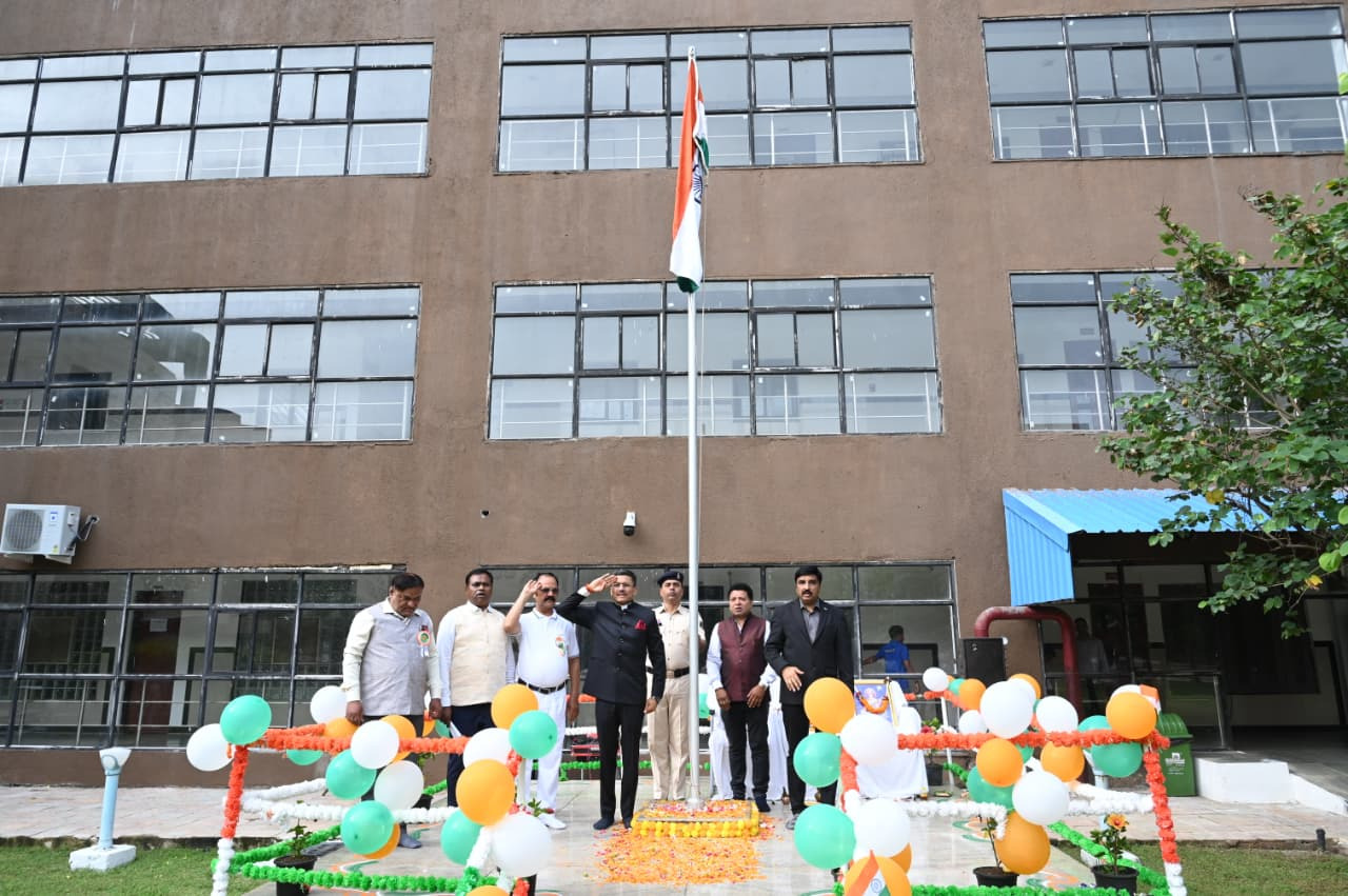 इंद्रावती भवन में आयुक्त नगर तथा ग्राम निवेश श्री अवनीश कुमार शरण ने किया ध्वजारोहण