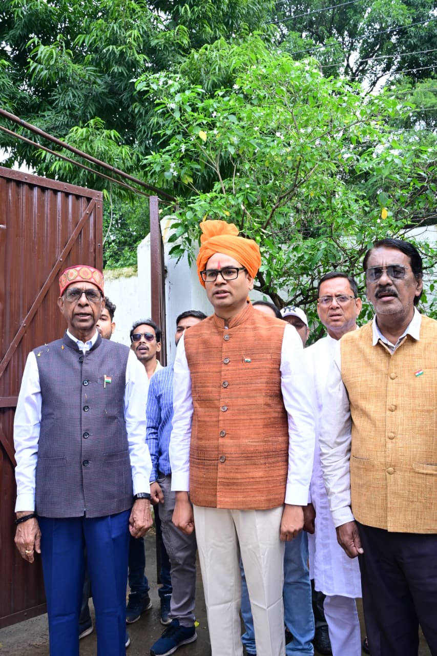वित्त मंत्री श्री ओपी चौधरी ने रायगढ़ निवास कार्यालय में किया ध्वजारोहण, राष्ट्रध्वज को दी सलामी वित्त मंत्री श्री ओपी चौधरी ने रायगढ़ निवास कार्यालय में किया ध्वजारोहण, राष्ट्रध्वज को दी सलामी