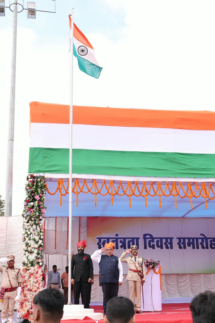 पर्यटन और संस्कृति मंत्री श्री राजेश अग्रवाल ने जशपुर रणजीता स्टेडियम में किया ध्वजारोहण