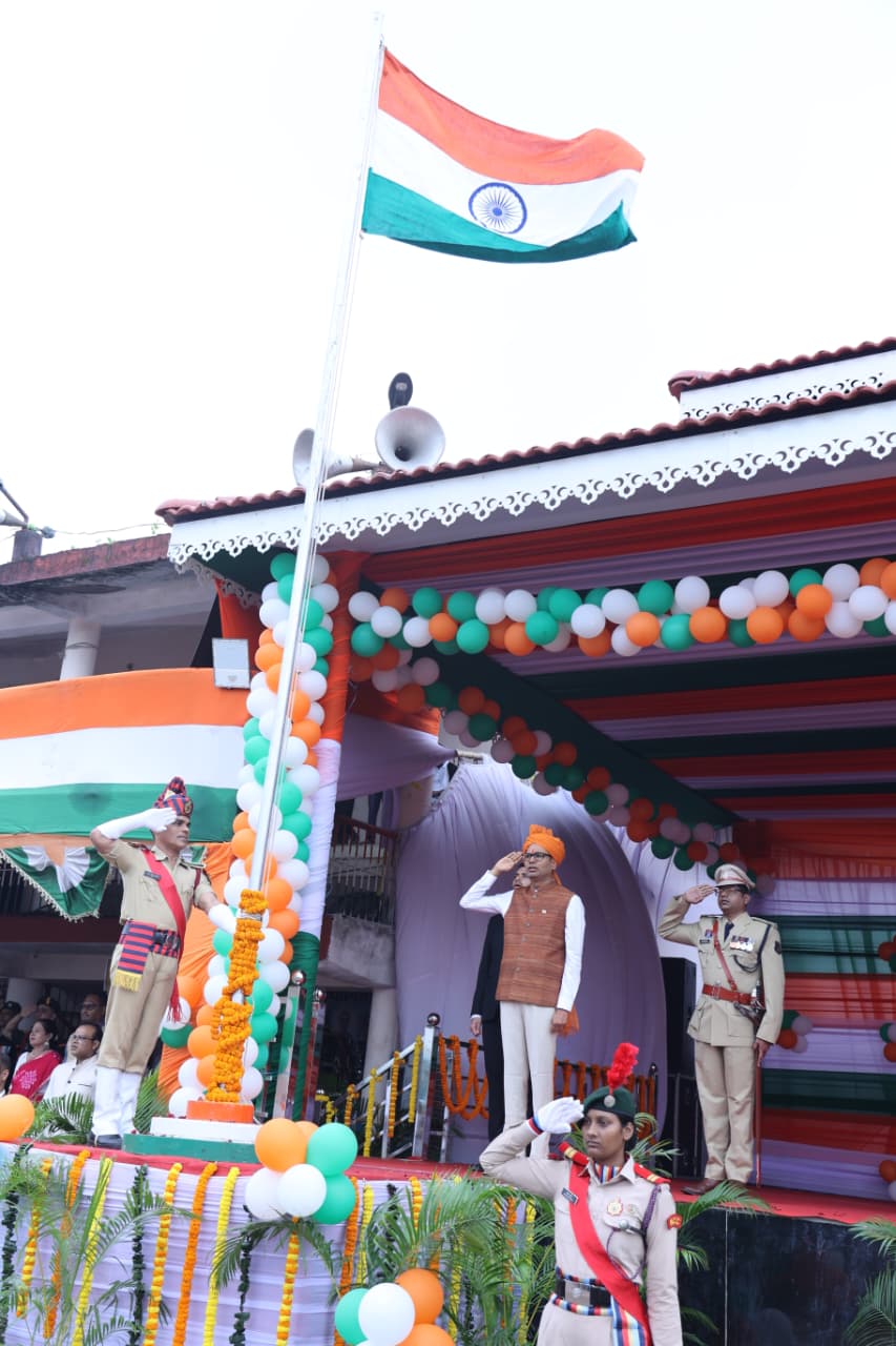 वित्त मंत्री श्री ओपी चौधरी ने रायगढ़ में किया ध्वजारोहण