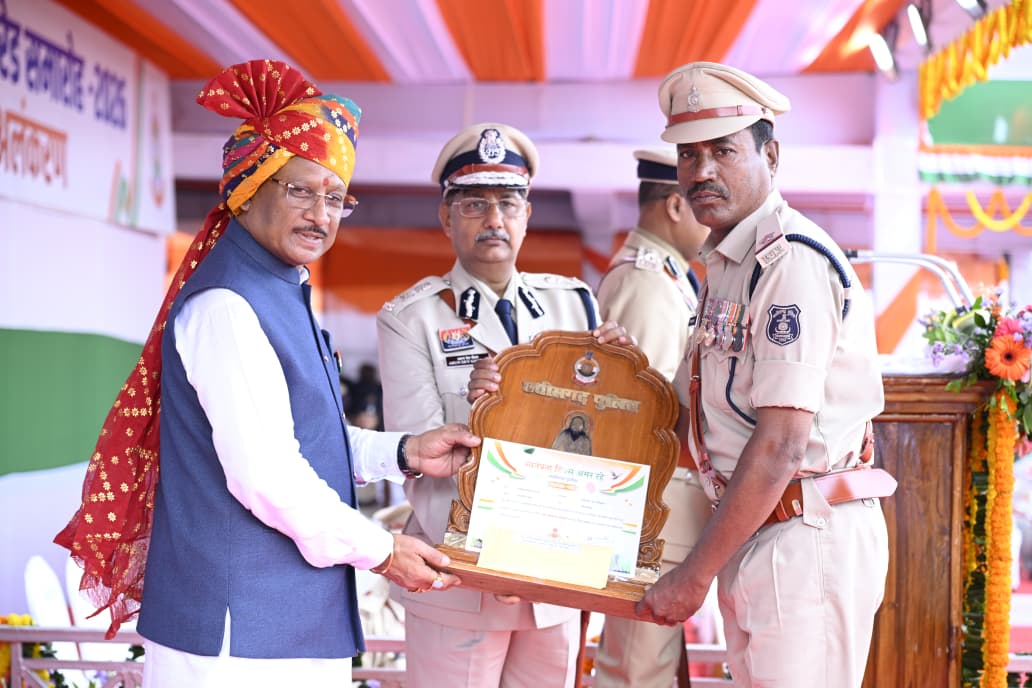 मुख्यमंत्री श्री विष्णु देव साय के करकमलों से उत्कृष्ट सेवा के लिए सम्मानित हुए पुलिस एवं नगर सेना के अधिकारी-कर्मचारी