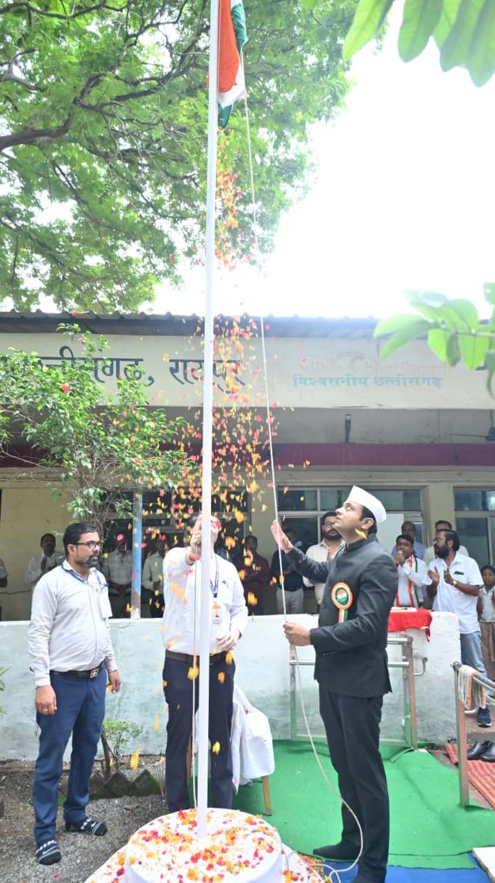 जनसम्पर्क संचालनालय में आयुक्त ने किया ध्वजारोहण