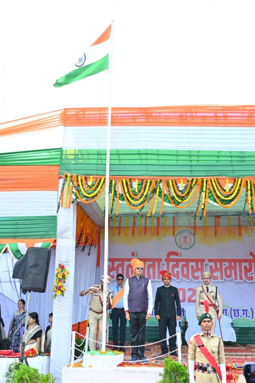 सांसद बृजमोहन अग्रवाल ने बालौदाबाजार मे किया ध्वजारोहण सांसद बृजमोहन अग्रवाल ने बालौदाबाजार मे किया ध्वजारोहण