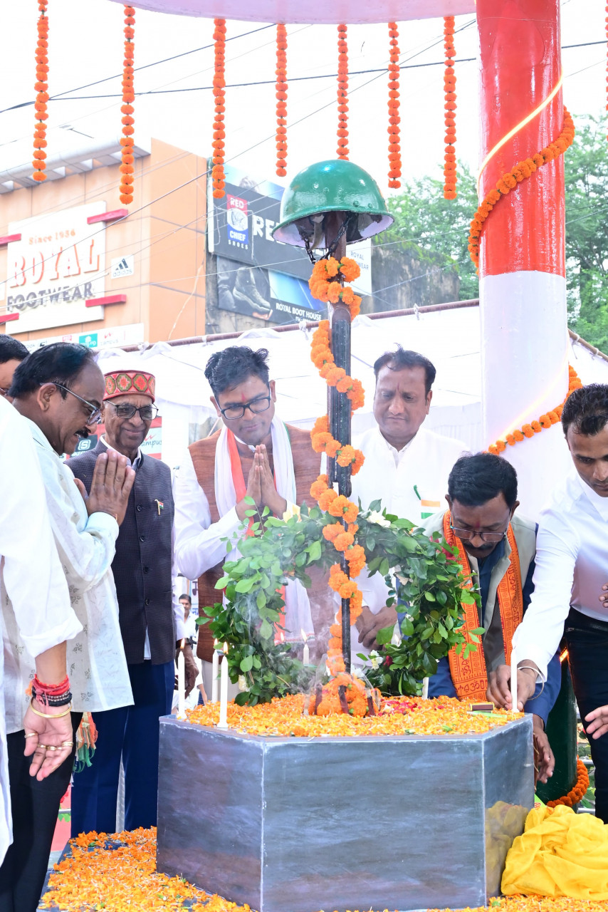 वित्त मंत्री ओपी चौधरी ने शहीद स्मारक पहुंचकर अमर जवानों को दी श्रद्धांजलि वित्त मंत्री ओपी चौधरी ने शहीद स्मारक पहुंचकर अमर जवानों को दी श्रद्धांजलि