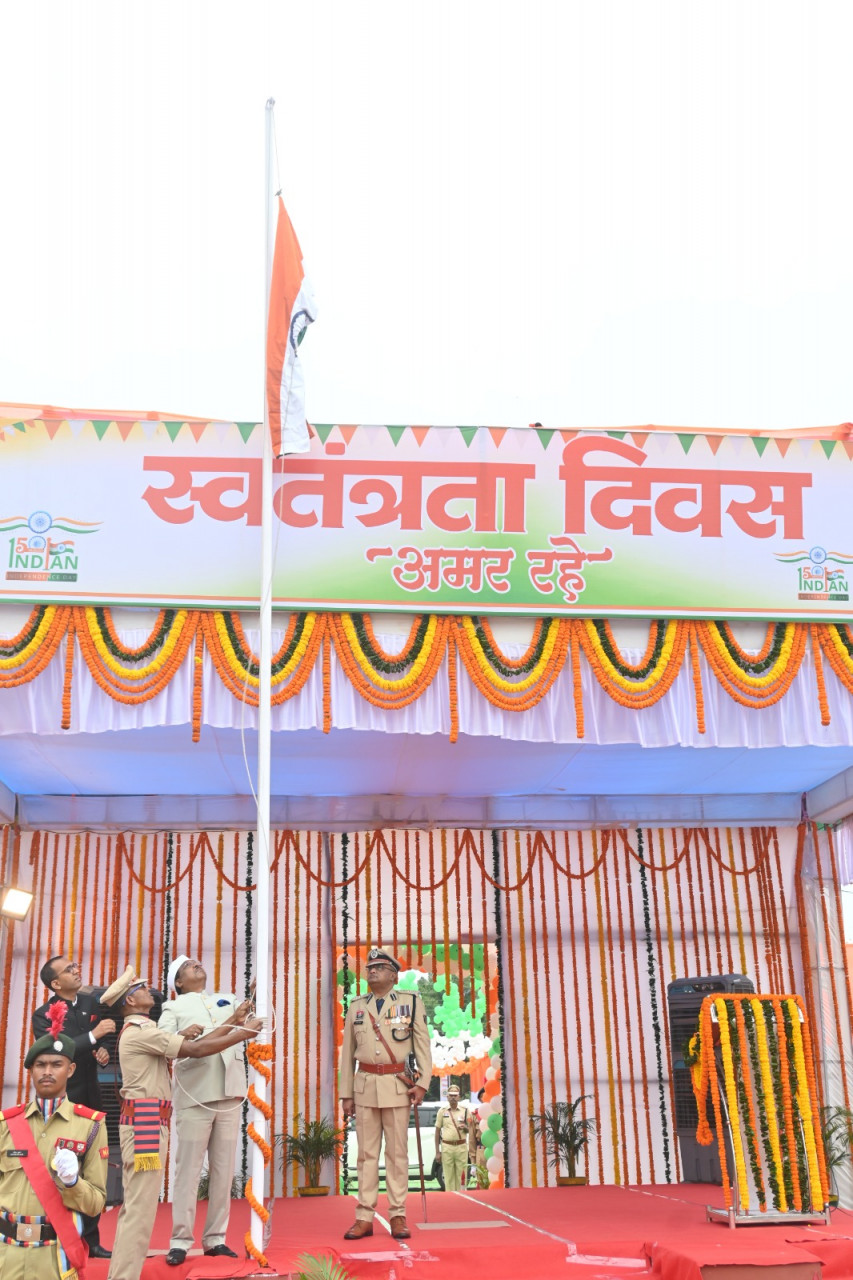 80वें स्वतंत्रता दिवस पर सरगुजा में गरिमामय समारोह, कृषि मंत्री रामविचार नेताम ने किया ध्वजारोहण