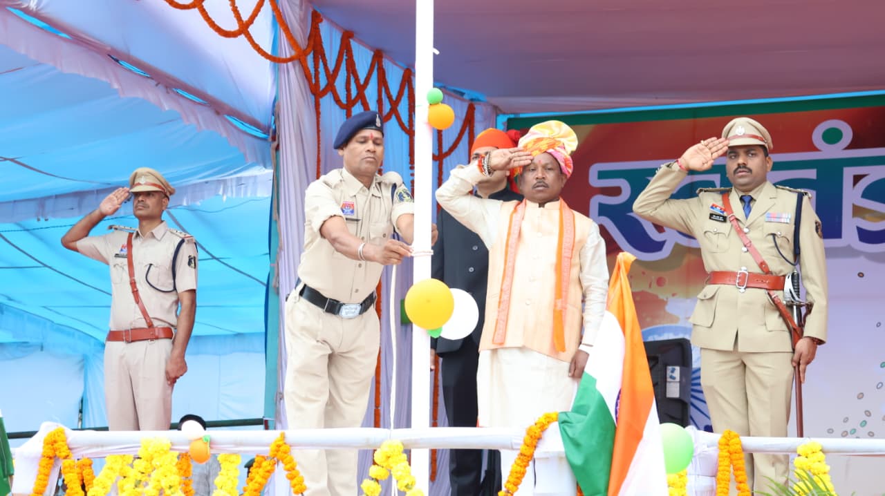 नक्सल मुक्त बीजापुर में शान से लहराया तिरंगा नक्सल मुक्त बीजापुर में शान से लहराया तिरंगा