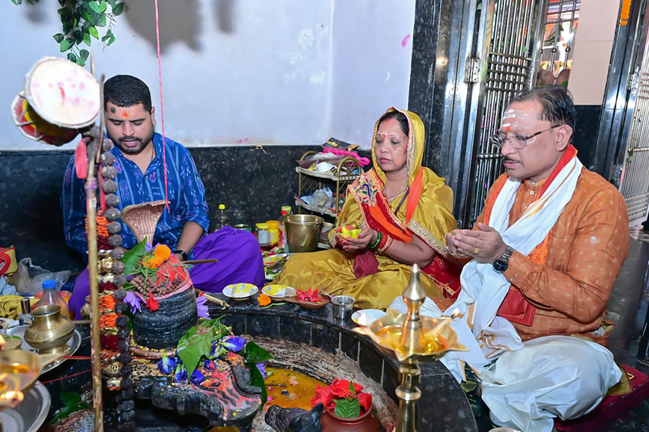 मुख्यमंत्री श्री विष्णुदेव साय ने सावन सोमवार और नागपंचमी पर श्री फलेश्वरनाथ महादेव की पूजा-अर्चना की