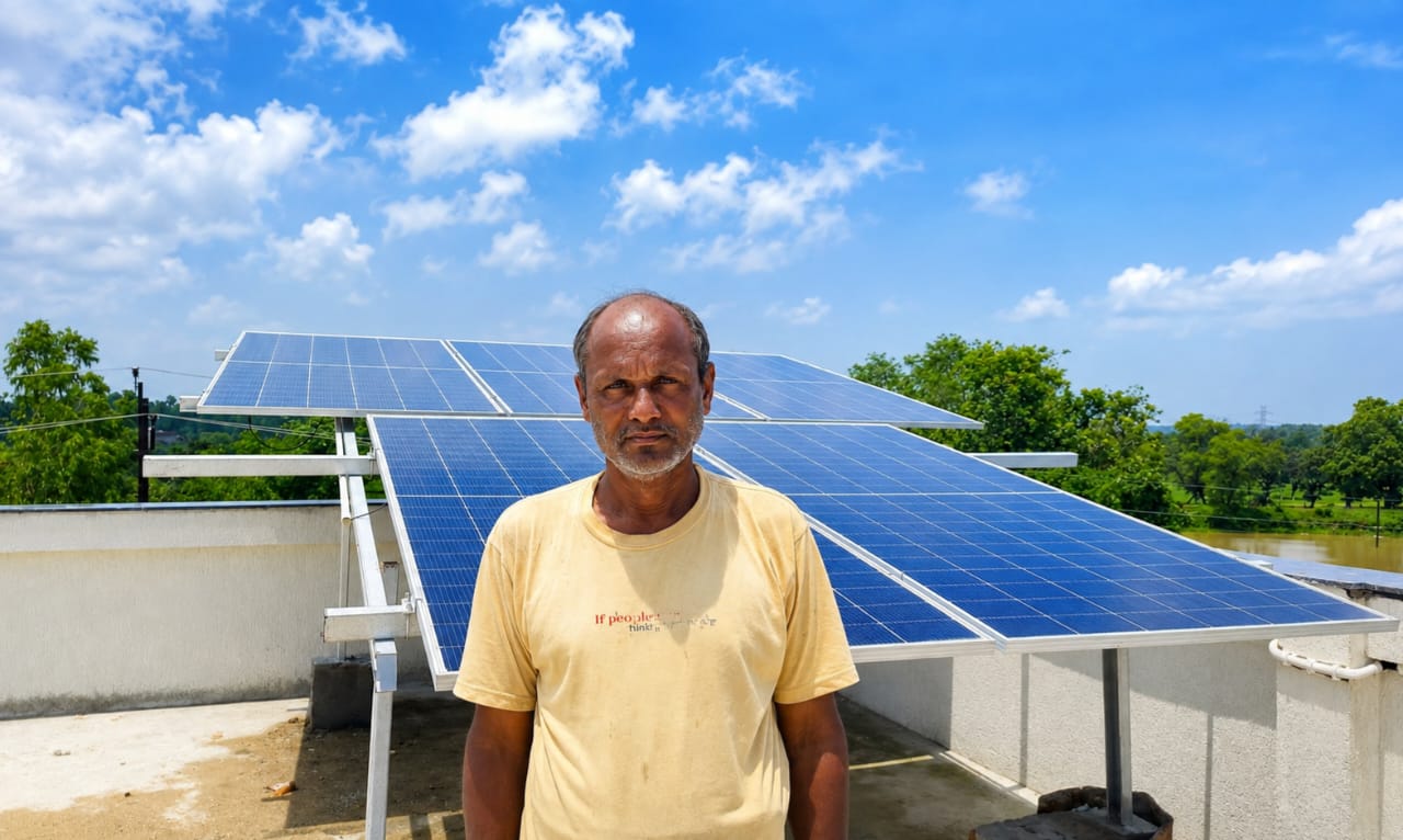 प्रधानमंत्री सूर्यघर योजना से बदल रही तस्वीर : शुभम राठौर का परिवार बना ऊर्जा आत्मनिर्भरता का उदाहरण प्रधानमंत्री सूर्यघर योजना से बदल रही तस्वीर : शुभम राठौर का परिवार बना ऊर्जा आत्मनिर्भरता का उदाहरण