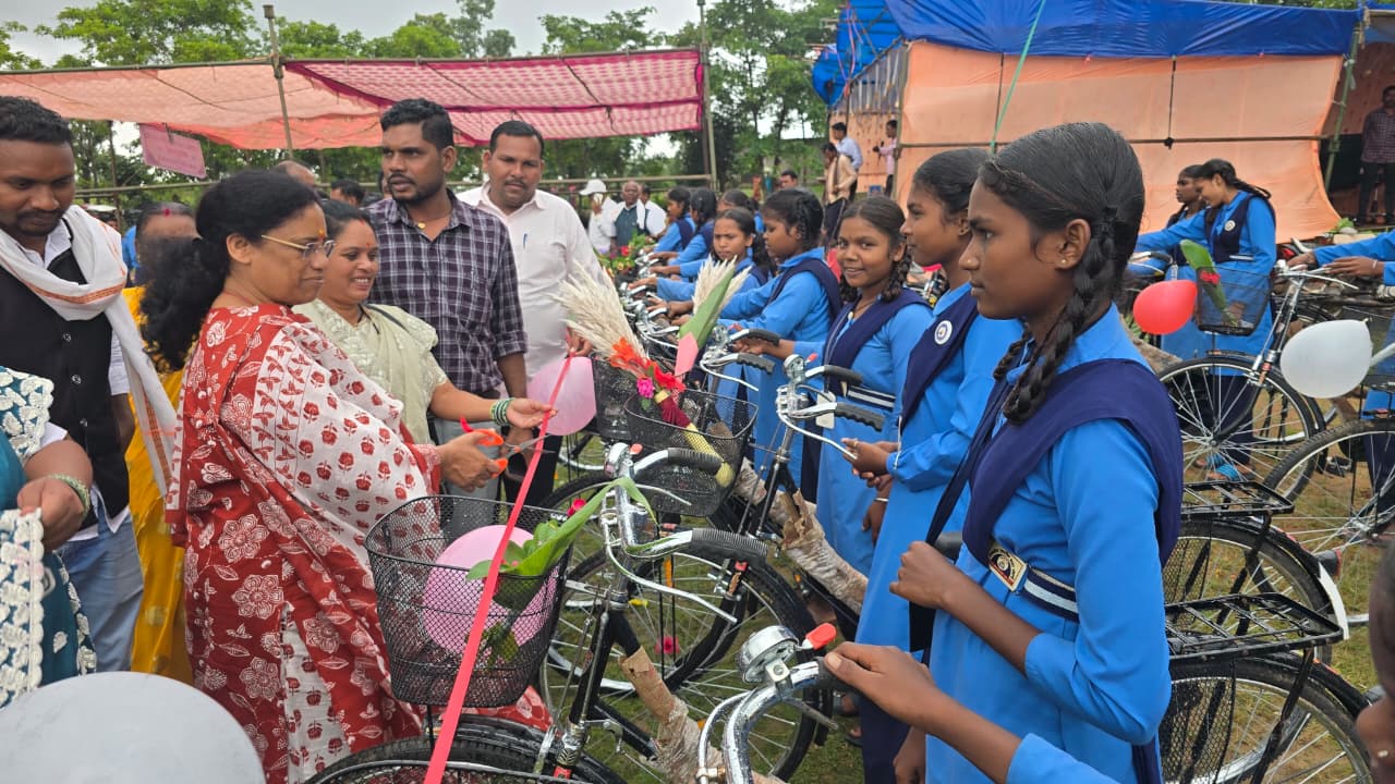 सरस्वती साइकिल योजना अंतर्गत मोहलई में 42 छात्राओं को मिली साइकिल सरस्वती साइकिल योजना अंतर्गत मोहलई में 42 छात्राओं को मिली साइकिल