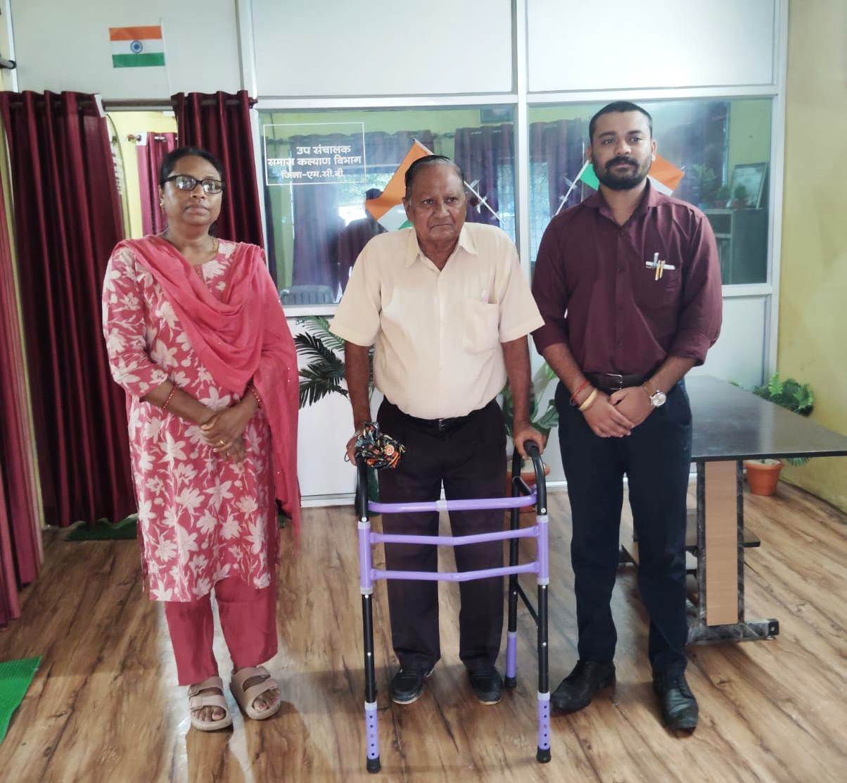 आवेदन के तुरंत बाद मोहम्मद नजीर खान को मिला वॉकर